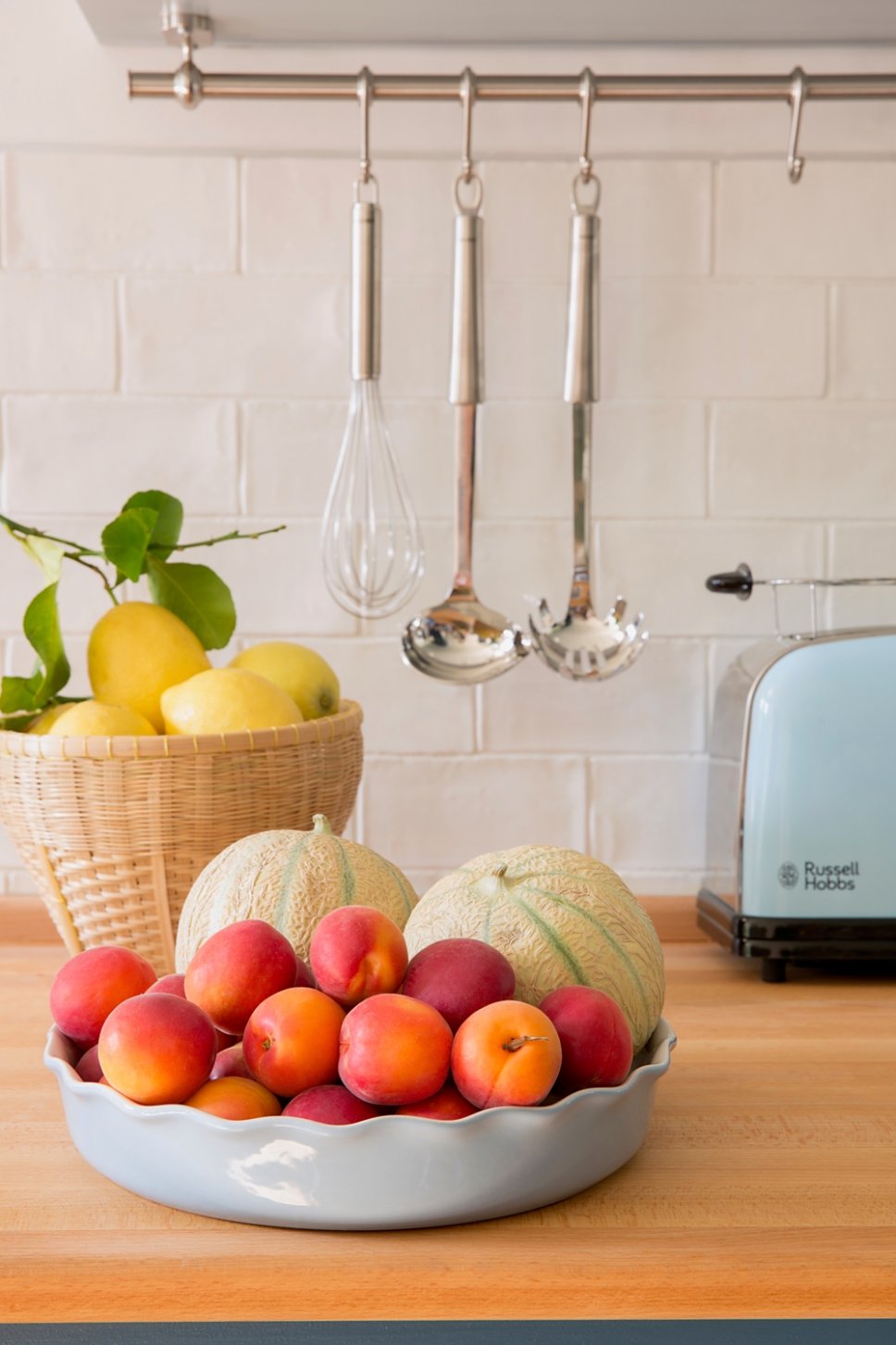 Farbenfroh und nostalgisch eingerichtete Küche in altem französischen Landhaus