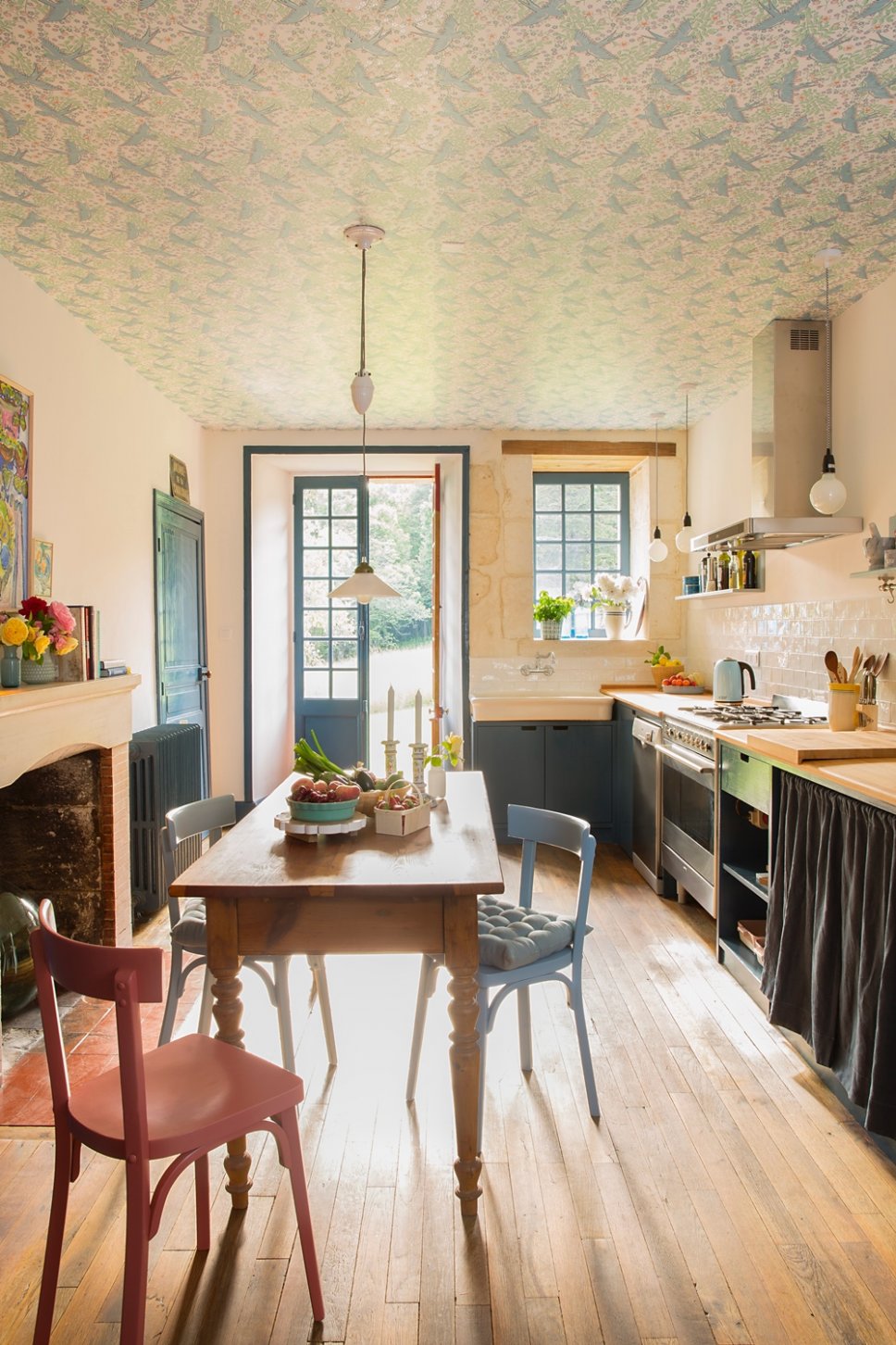 Farbenfroh und nostalgisch eingerichtete Küche in altem französischen Landhaus