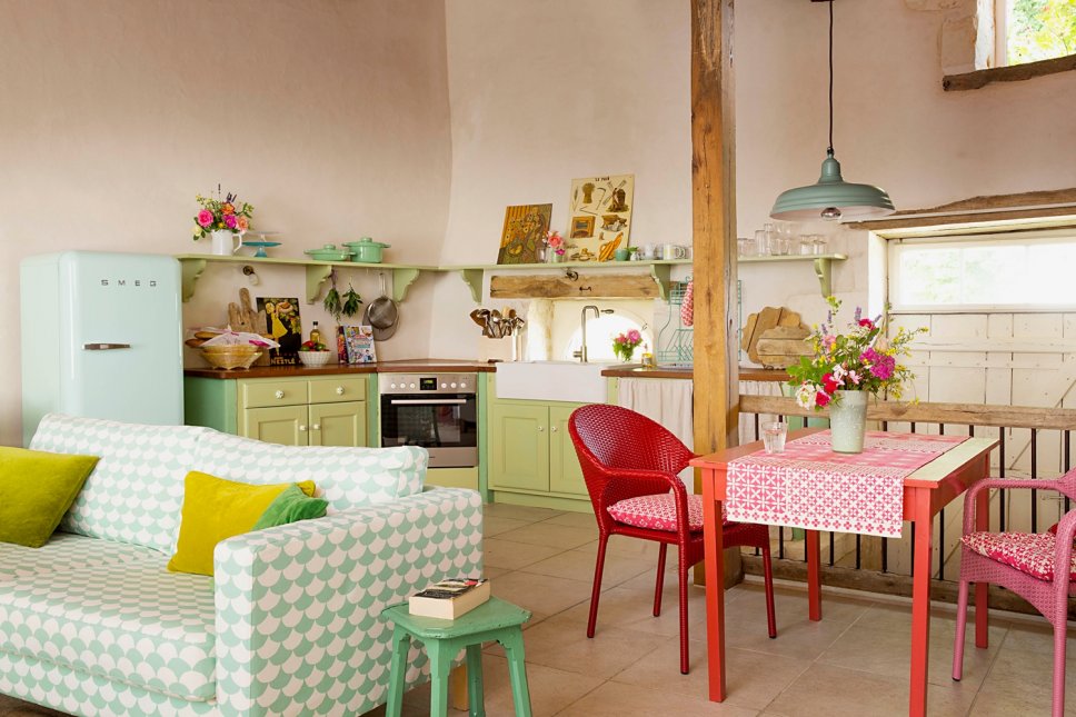 Farbenfroh und nostalgisch eingerichtete Küche in altem französischen Landhaus