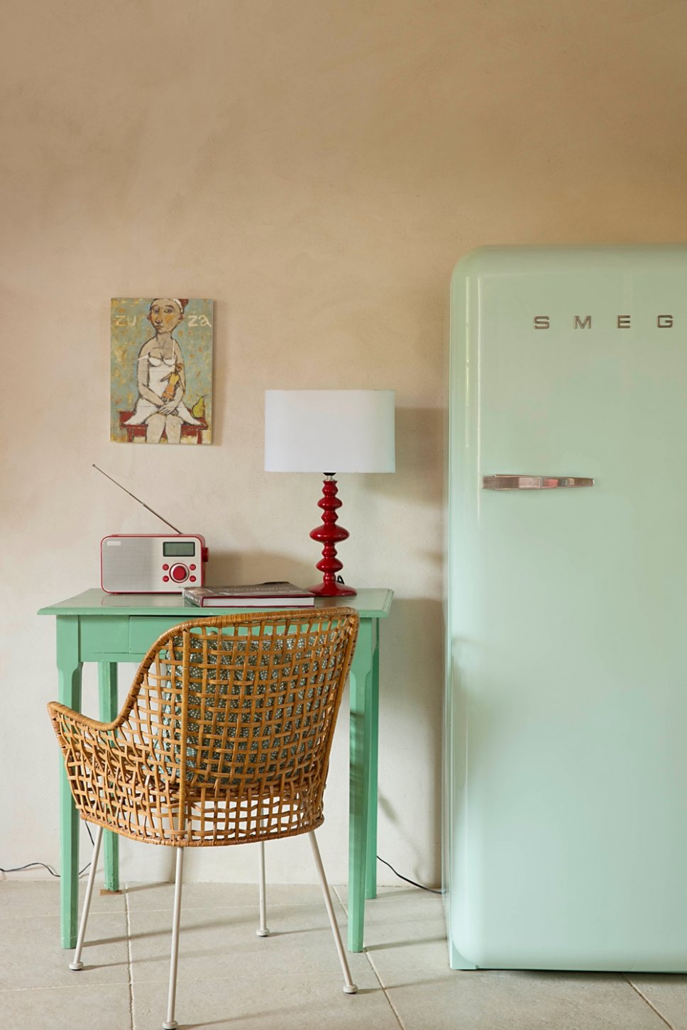 Farbenfroh und nostalgisch eingerichtete Küche in altem französischen Landhaus