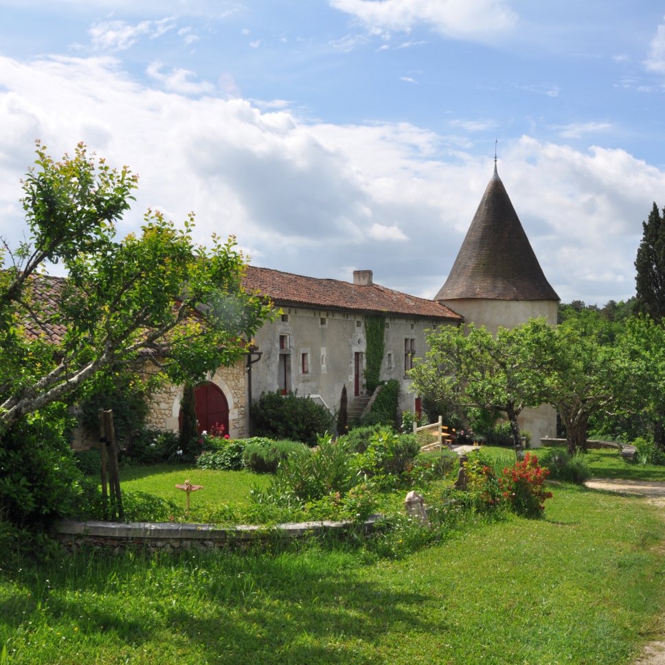 Altes französisches Landhaus mit Turm und Garten