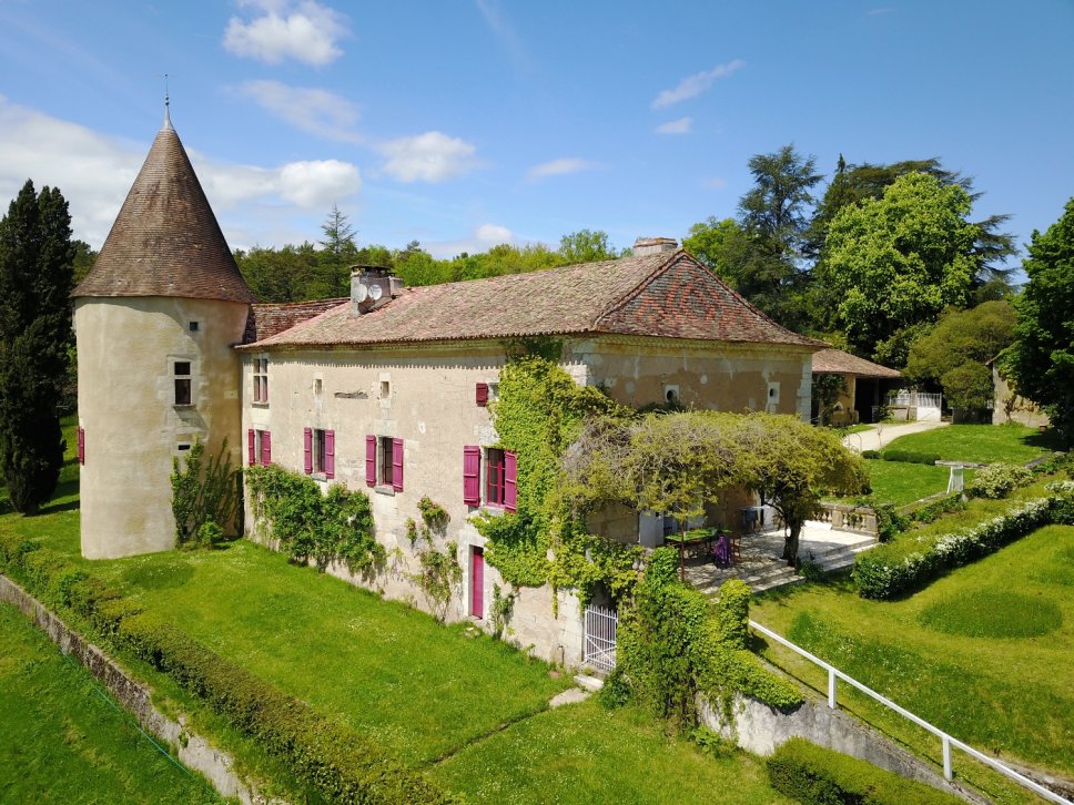 Altes französisches Landhaus mit Turm und Garten
