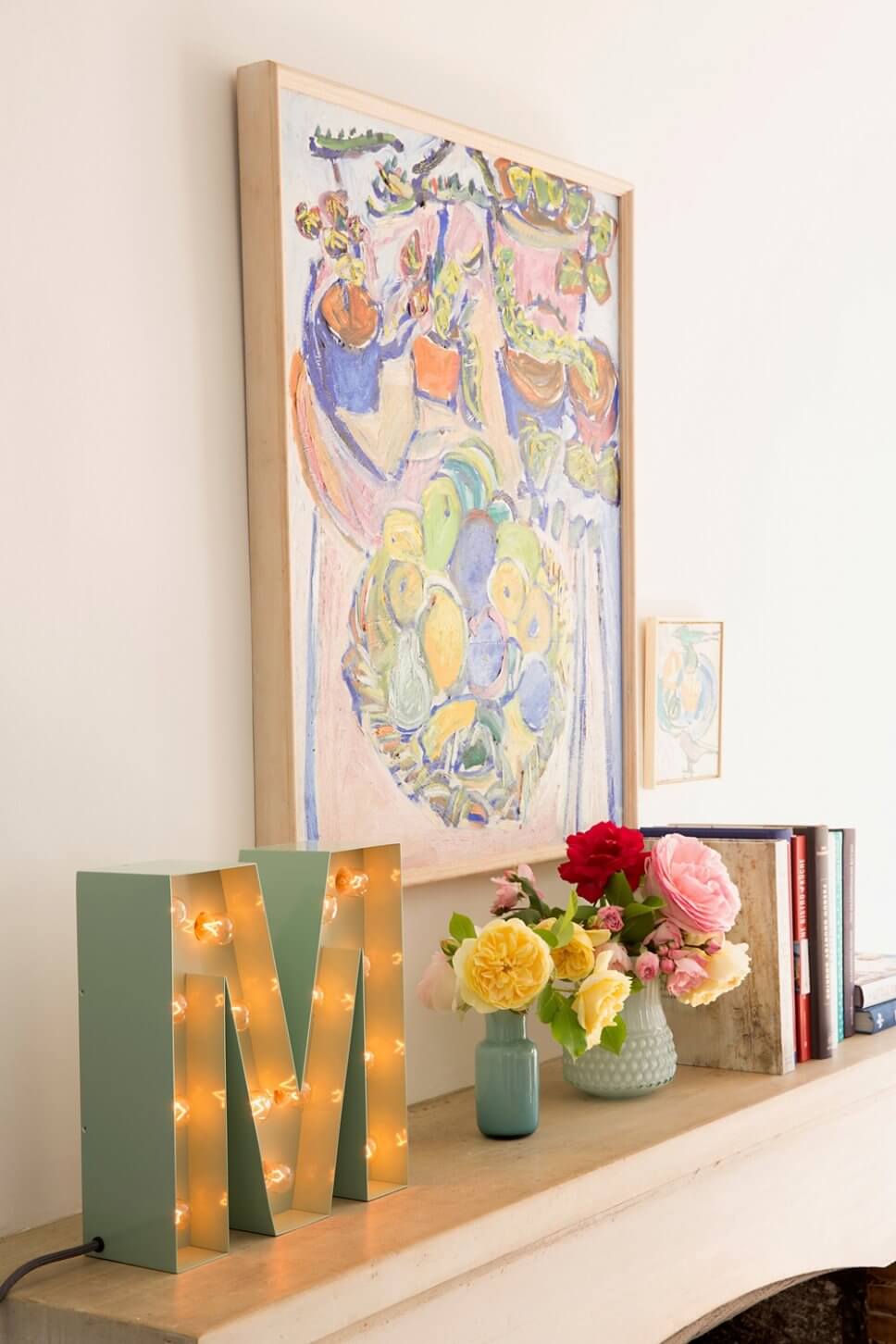 Farbenfroh und nostalgisch eingerichtete Küche in altem französischen Landhaus