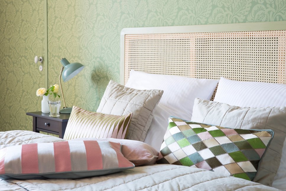 Farbenfroh und nostalgisch eingerichtetes Schlafzimmer in altem französischen Landhaus