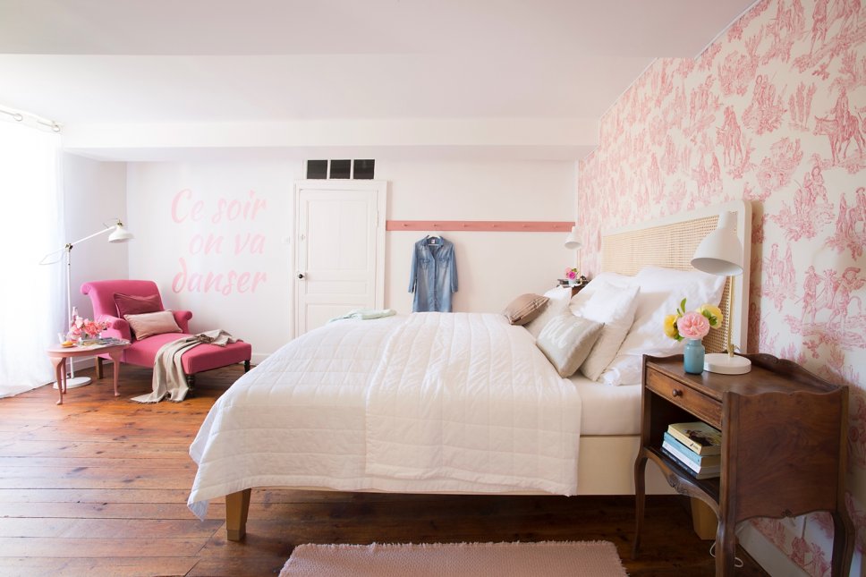 Farbenfroh und nostalgisch eingerichtetes Schlafzimmer in altem französischen Landhaus