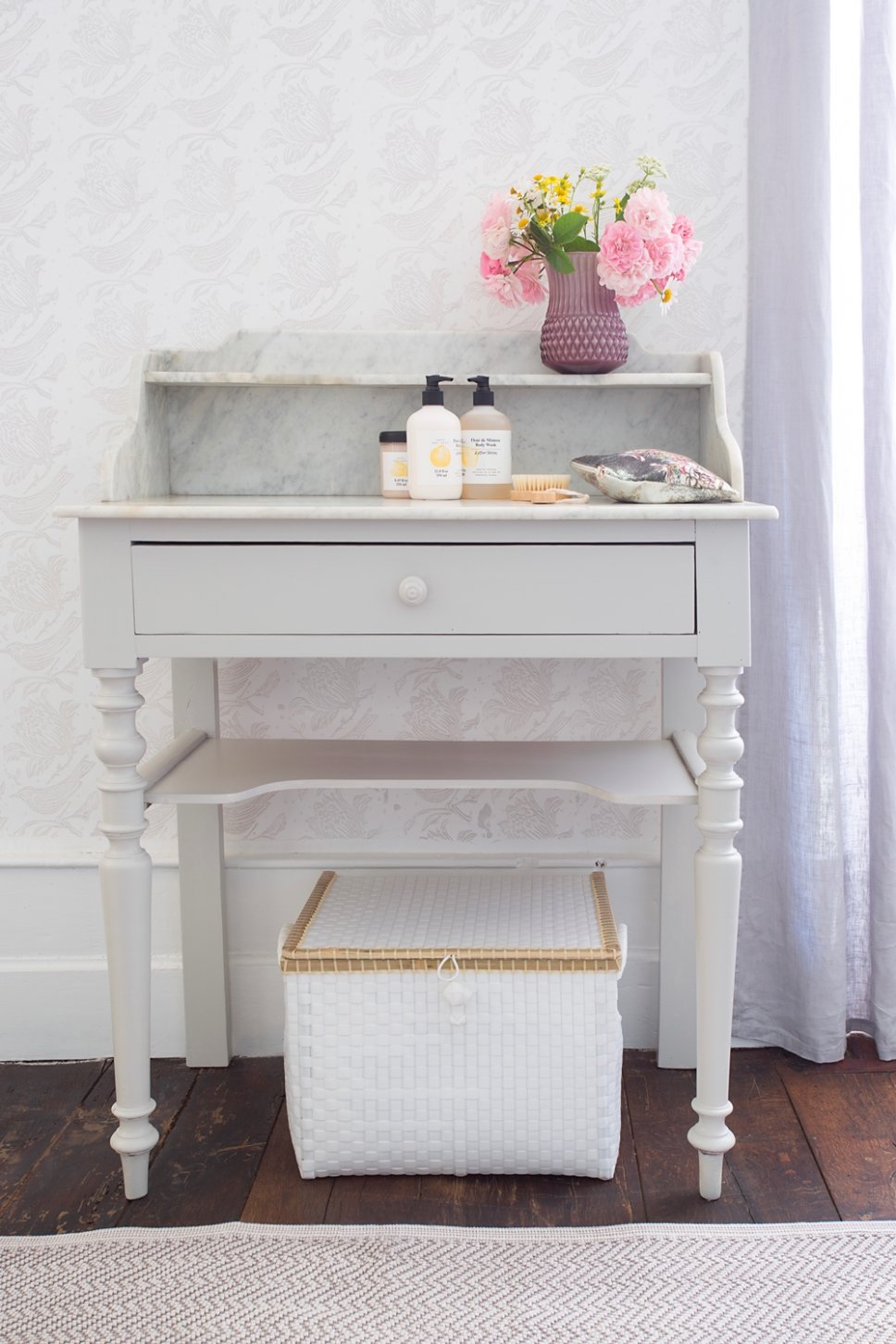 Nostalgischer Frisiertisch in altem französischen Landhaus