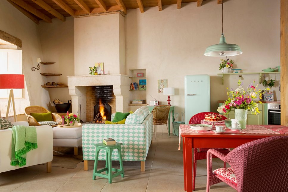 Farbenfroh und nostalgisch eingerichtetes Wohnzimmer in altem französischen Landhaus