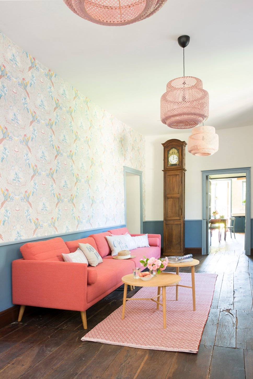 Farbenfroh und nostalgisch eingerichtetes Wohnzimmer in altem französischen Landhaus