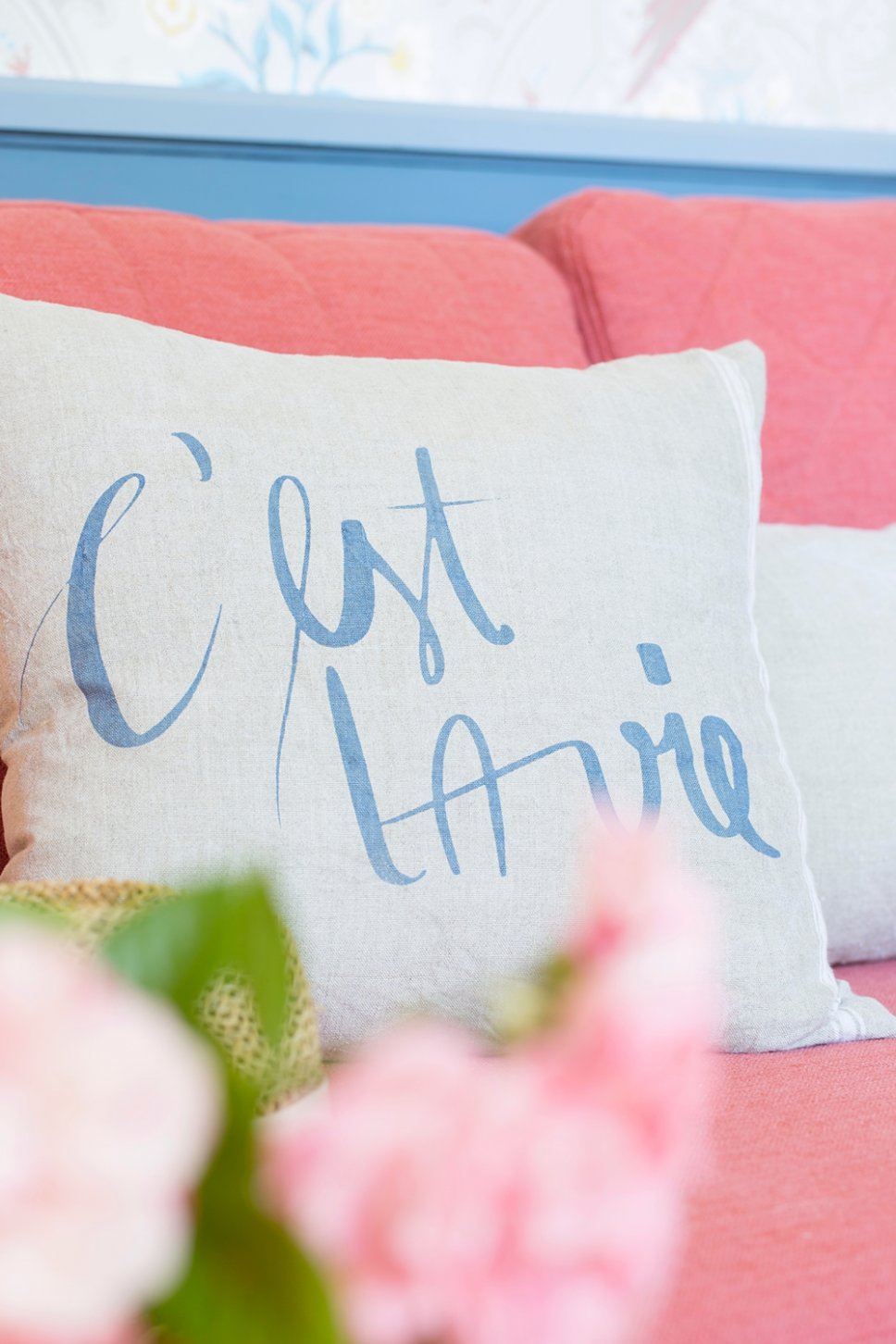 Farbenfrohe und nostalgische Kissen auf Sofa