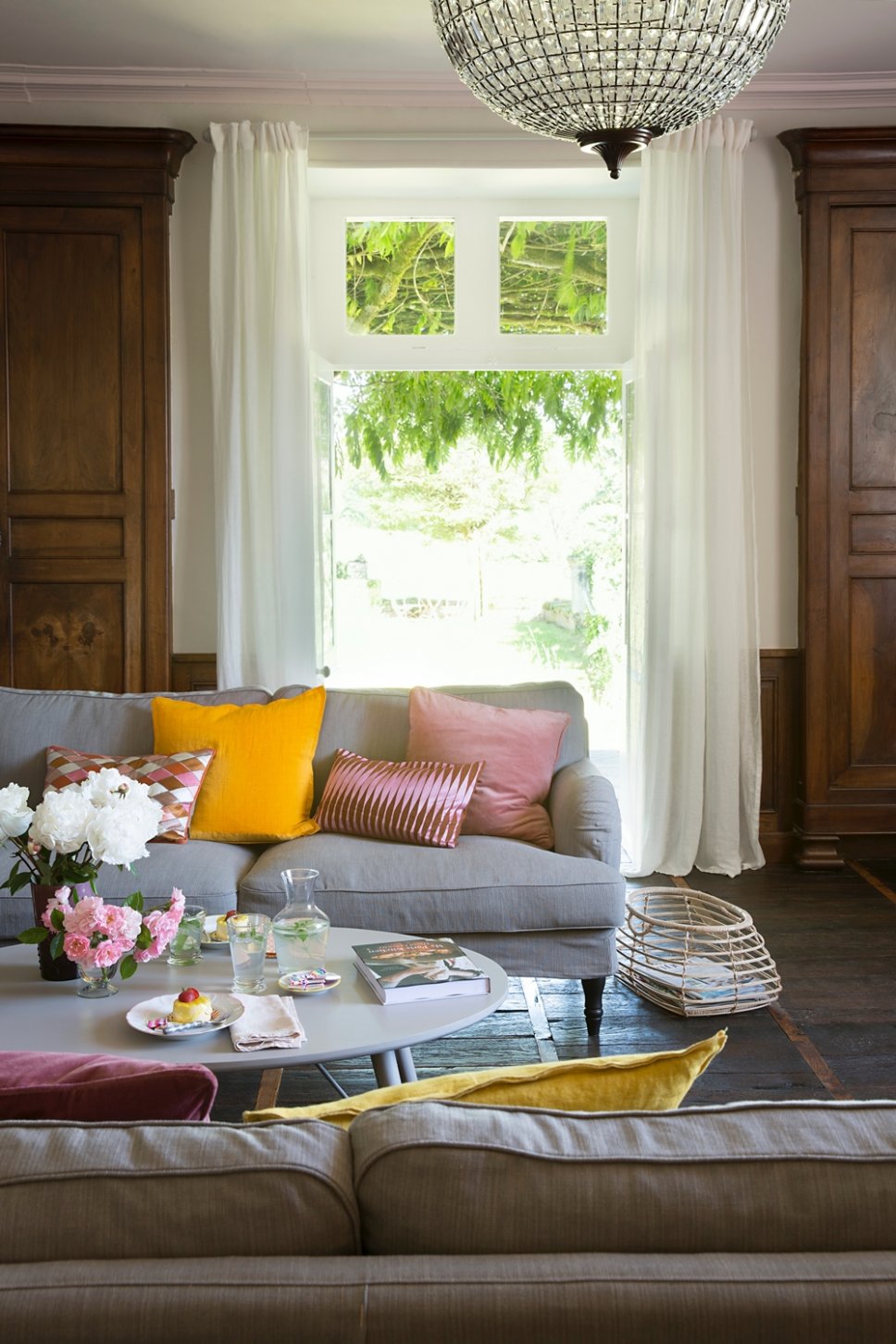 Farbenfroh und nostalgisch eingerichtetes Wohnzimmer in altem französischen Landhaus