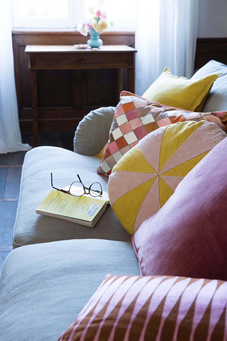 Farbenfroh und nostalgisch eingerichtetes Wohnzimmer in altem französischen Landhaus