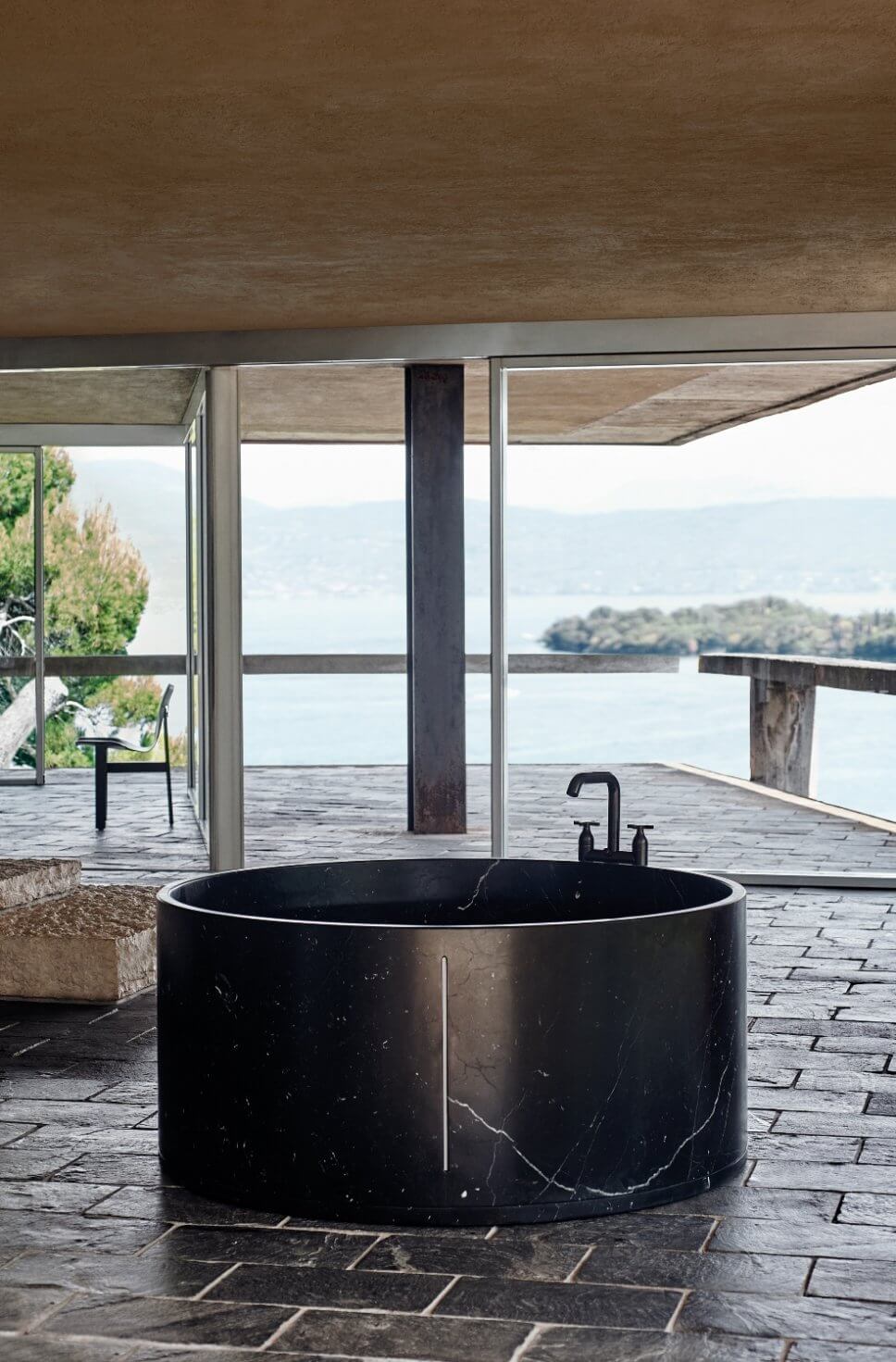 Modern eingerichtetes Badezimmer mit schwarzer Badewanne