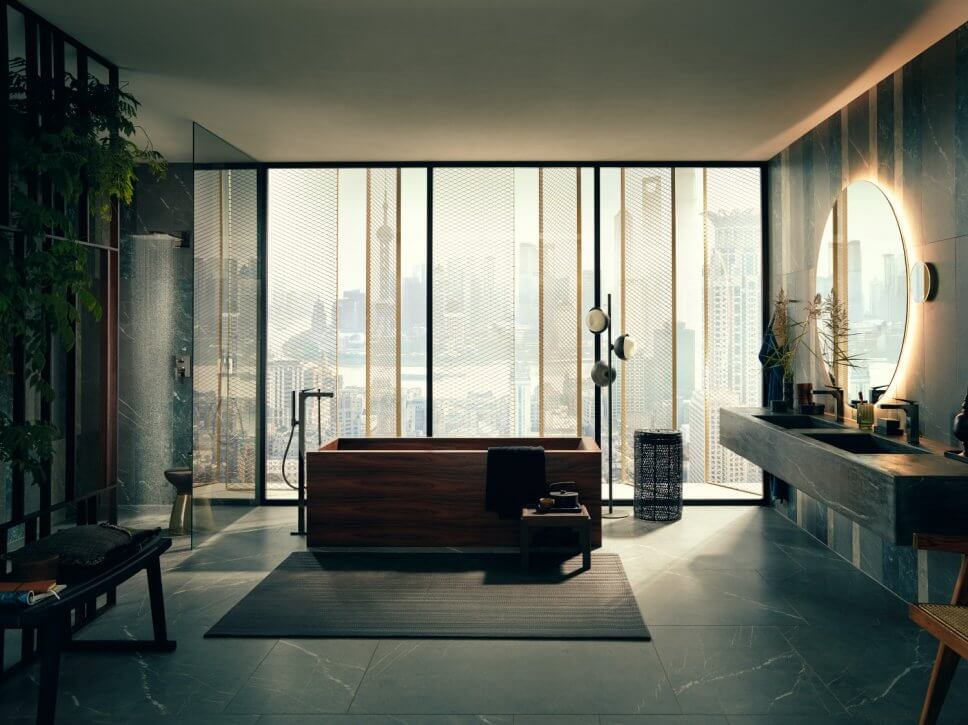 Modern eingerichtetes Badezimmer mit schwarzen Armaturen und Waschbecken