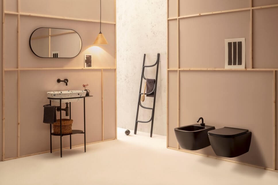 Modern eingerichtetes Badezimmer mit Toilette und Bidet in Schwarz
