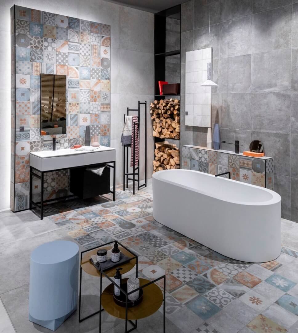 Modern eingerichtetes Badezimmer mit schwarzen Armaturen