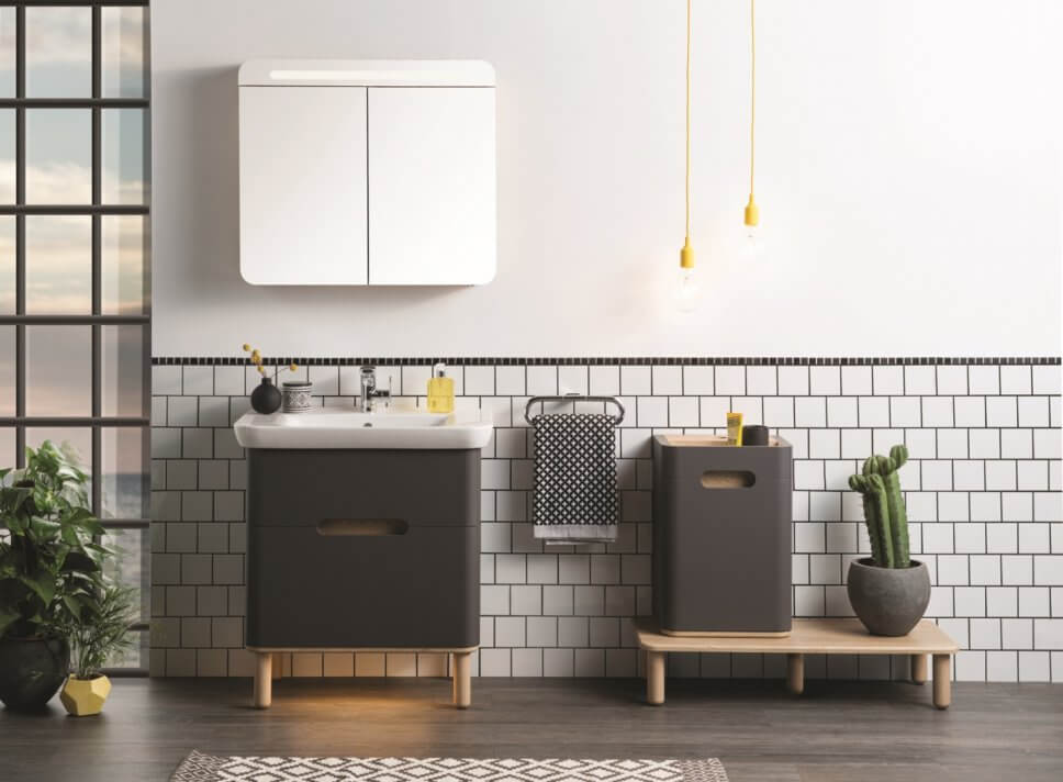 Modern eingerichtetes Badezimmer mit Badmöbel in Schwarz