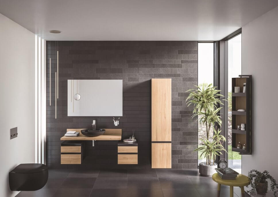 Modern eingerichtetes Badezimmer mit schwarzem Waschbecken