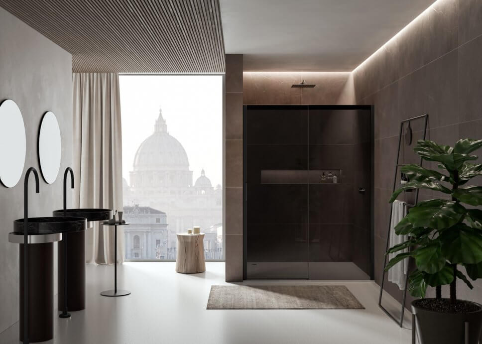 Modern eingerichtetes Badezimmer mit Duschtasse und Armaturen in Schwarz