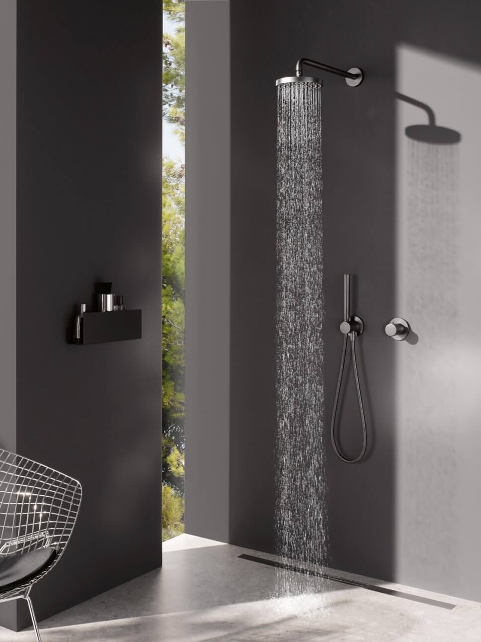 Modern eingerichtetes Badezimmer mit Duschtasse und Armaturen in Schwarz