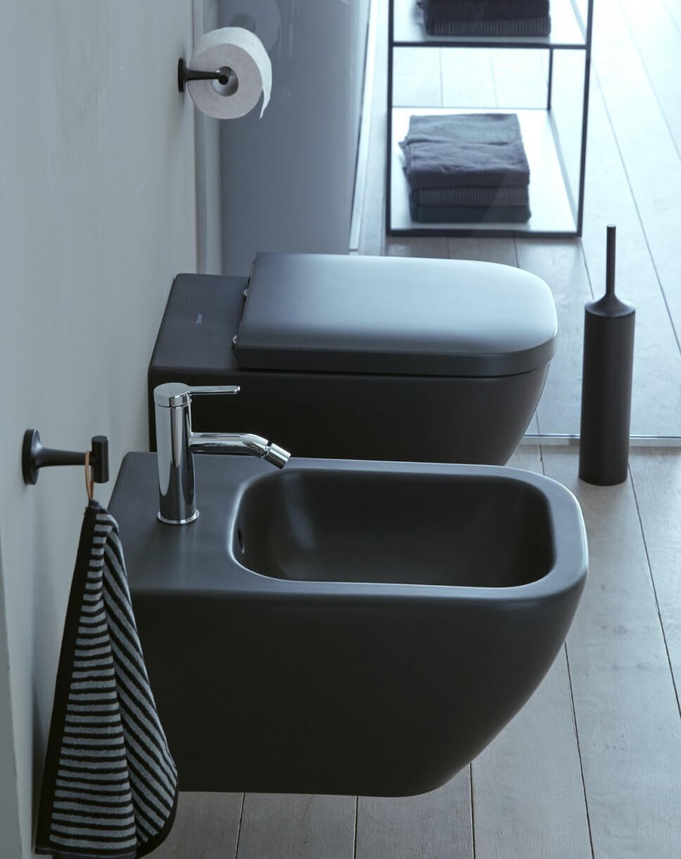 Modern eingerichtetes Badezimmer mit Toilette und Bidet in Schwarz