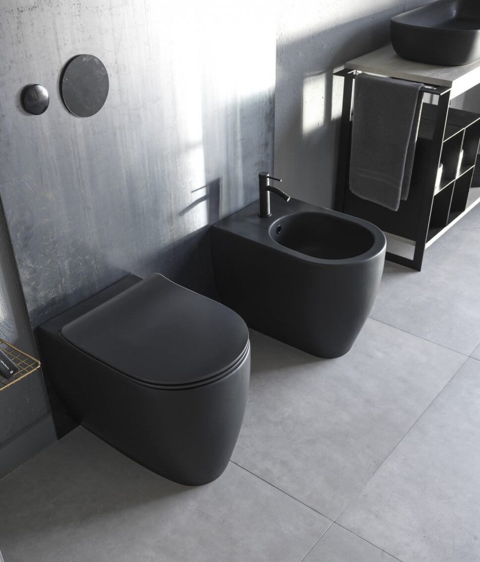 Modern eingerichtetes Badezimmer mit Toilette und Bidet in Schwarz
