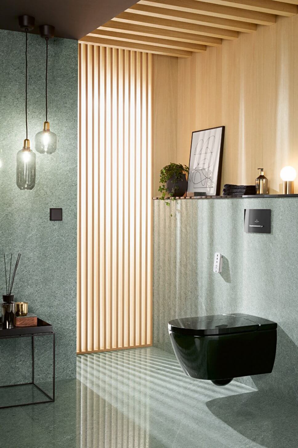 Modern eingerichtetes Badezimmer mit Toilette in Schwarz