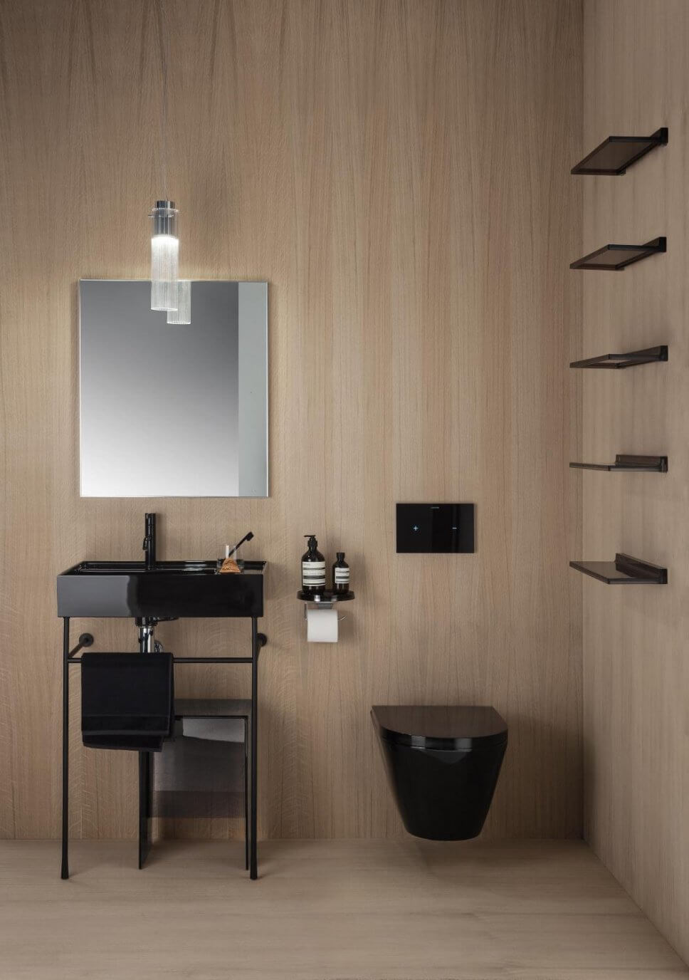 Modern eingerichtetes Badezimmer mit Toilette und Waschtisch in Schwarz