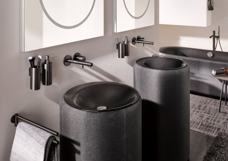 Modern eingerichtetes Badezimmer mit schwarzen Armaturen und Waschbecken