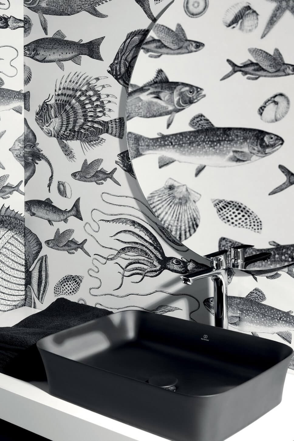 Modern eingerichtetes Badezimmer mit schwarzem Waschbecken