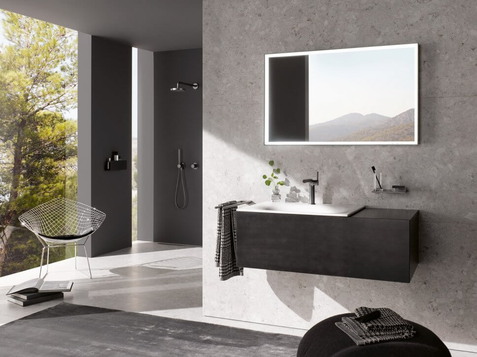 Modern eingerichtetes Badezimmer mit schwarzen Armaturen