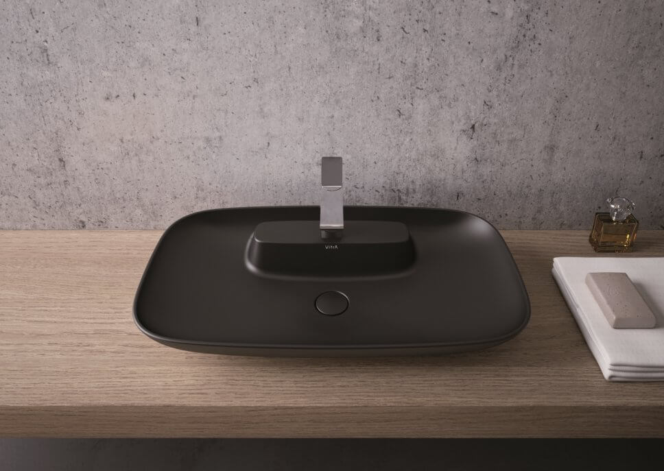 Modern eingerichtetes Badezimmer mit schwarzem Waschbecken