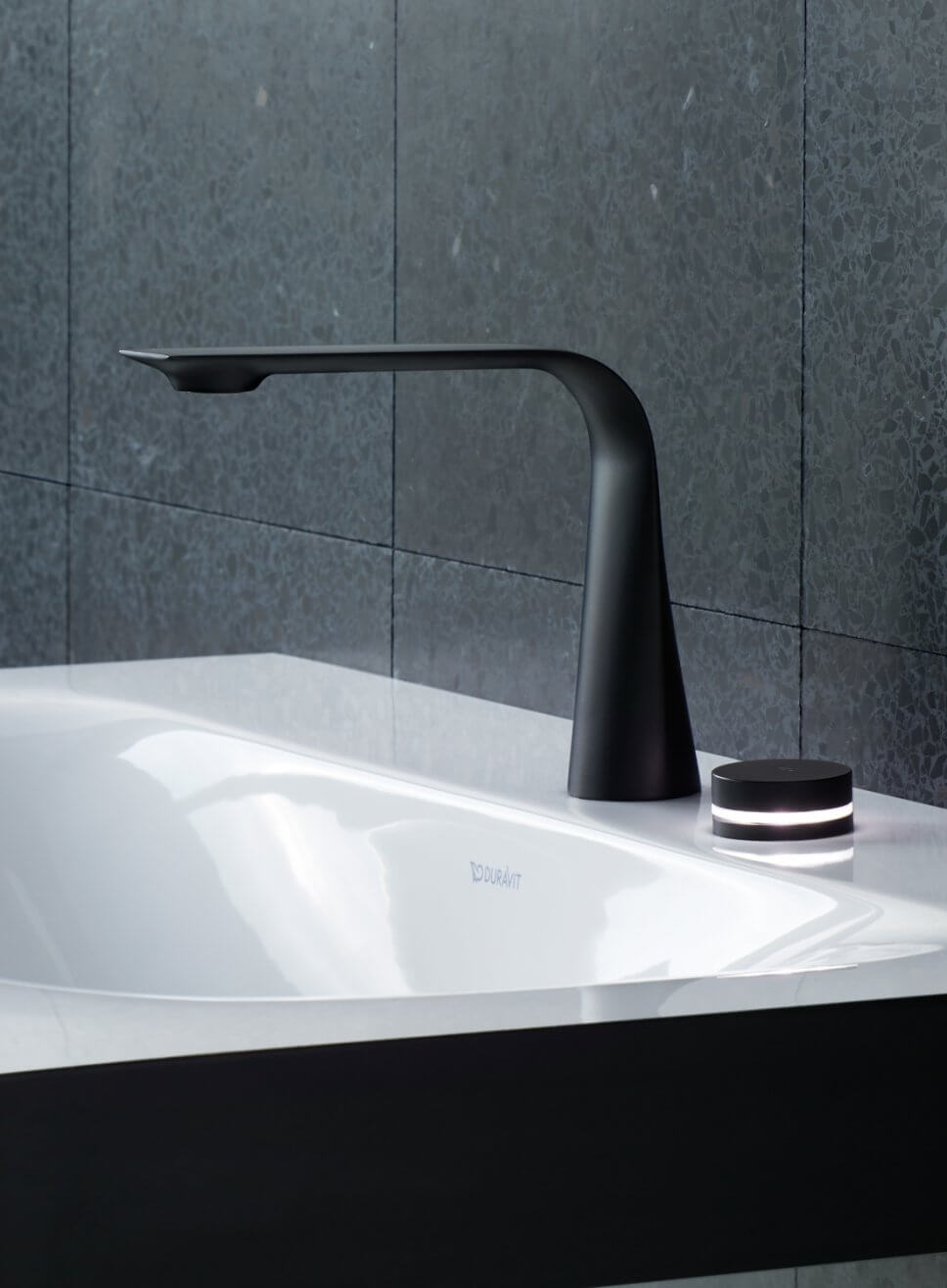 Modern eingerichtetes Badezimmer mit schwarzen Armaturen