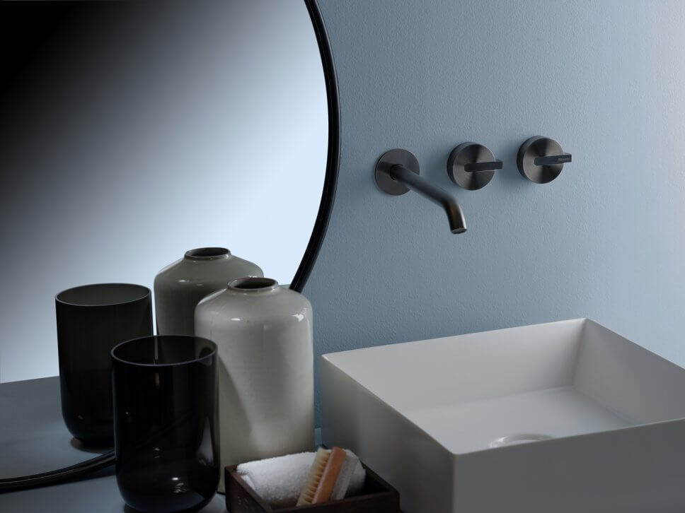 Modern eingerichtetes Badezimmer mit schwarzen Armaturen