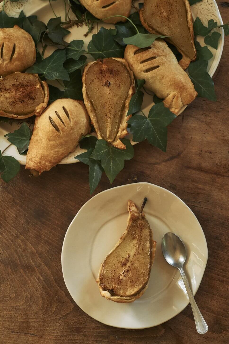 Gebackene Birnen in Blätterteig auf Teller