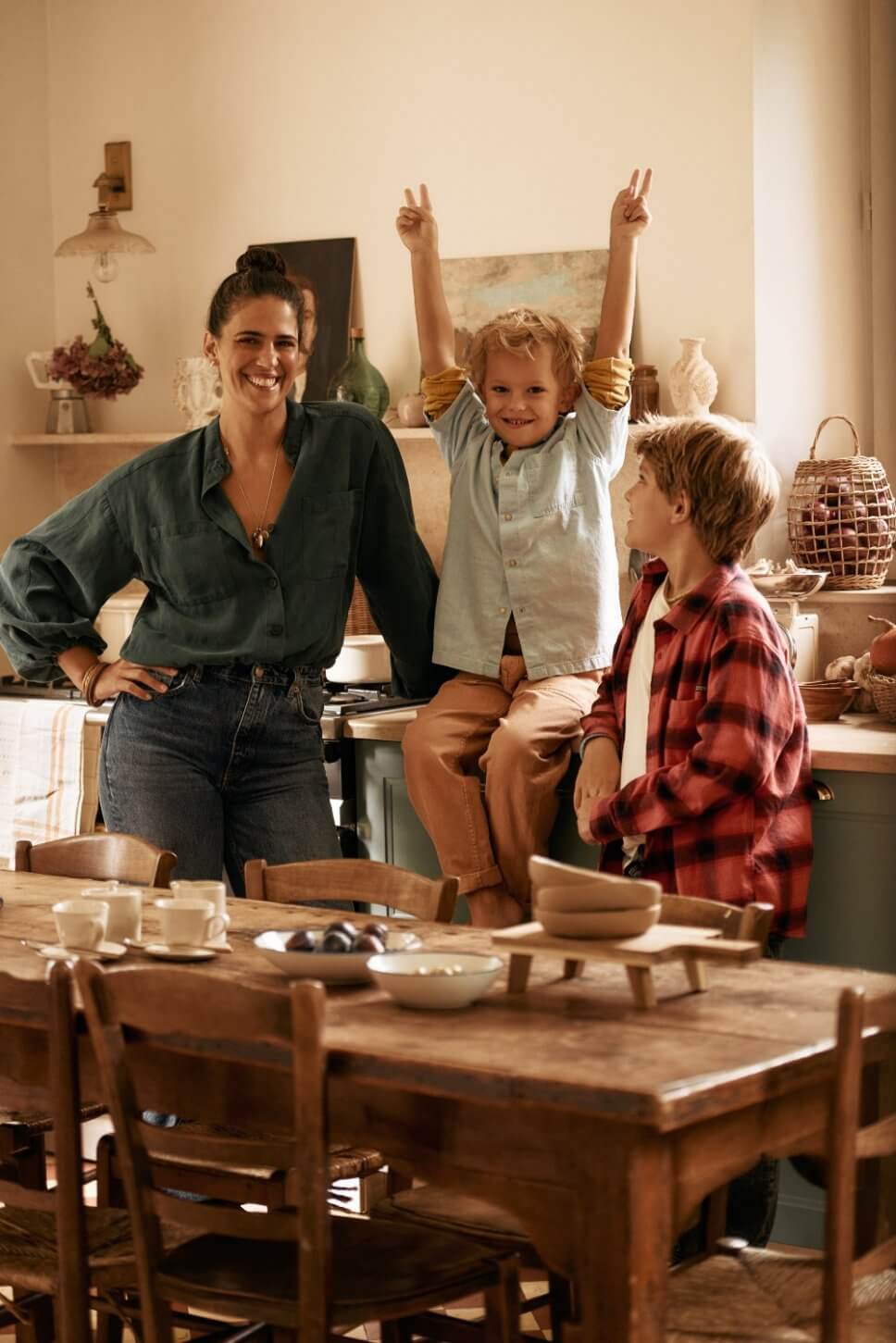 Frau und zwei Kinder in einer Landhausküche