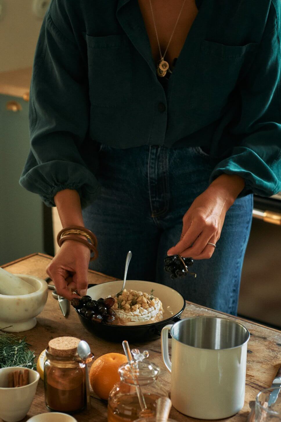 Gebackener Cambert wird angerichtet