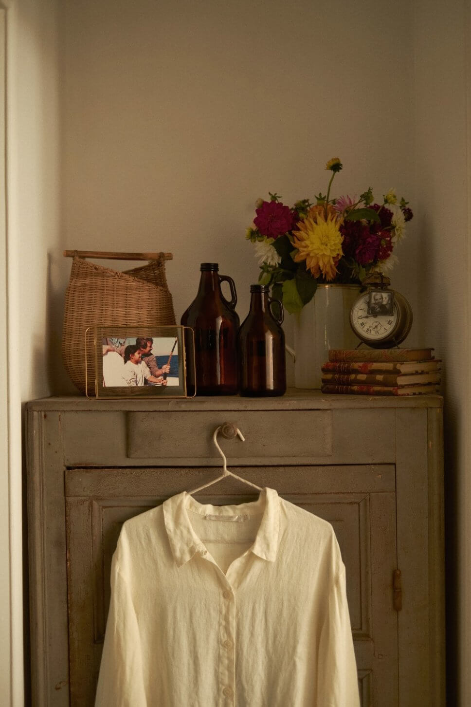 Farbenfroh und nostalgisch eingerichtetes Schlafzimmer in altem französischen Landhaus