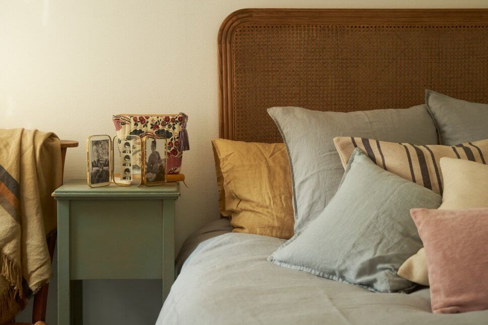 Farbenfroh und nostalgisch eingerichtetes Schlafzimmer in altem französischen Landhaus