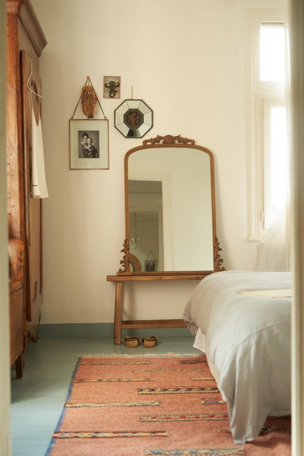 Farbenfroh und nostalgisch eingerichtetes Schlafzimmer in altem französischen Landhaus