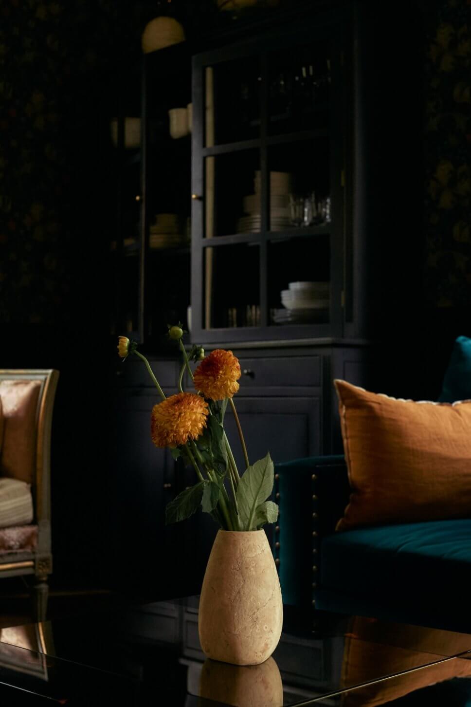 Farbenfroh und nostalgisch eingerichtetes Wohnzimmer in altem französischen Landhaus