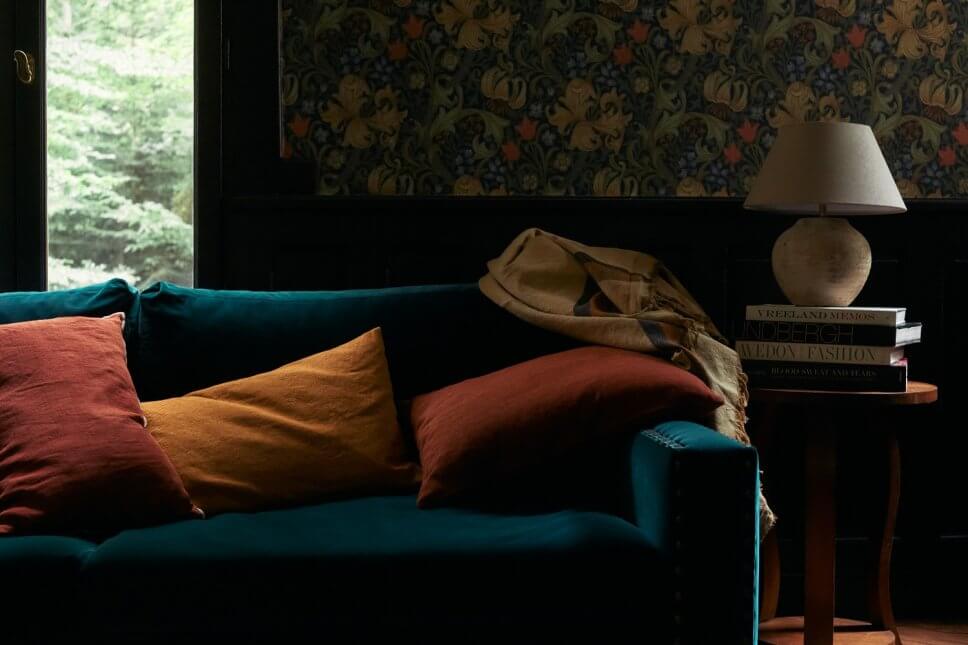 Farbenfroh und nostalgisch eingerichtetes Wohnzimmer in altem französischen Landhaus