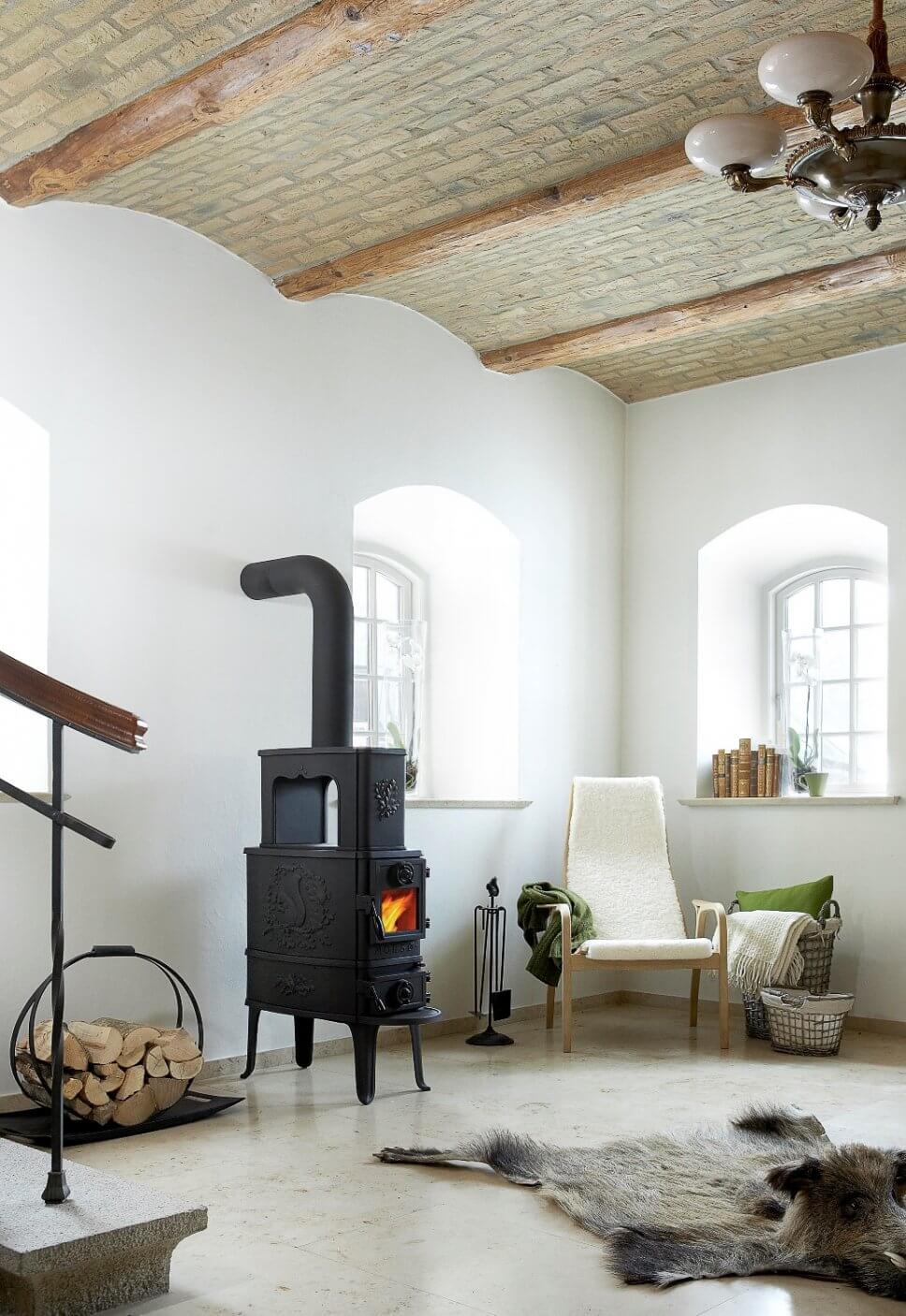 Modern eingerichtetes Wohnzimmer mit Kaminofen im Mittelpunkt