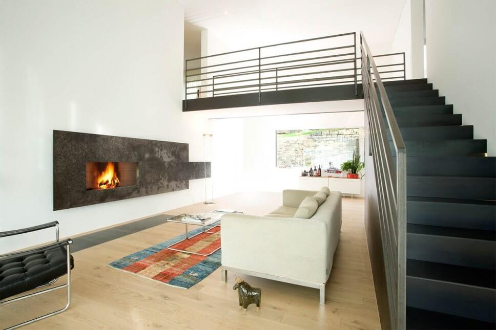 Modern eingerichtetes Wohnzimmer mit Kaminofen im Mittelpunkt