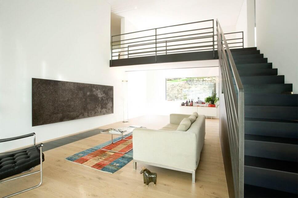 Modern eingerichtetes Wohnzimmer mit Kaminofen im Mittelpunkt