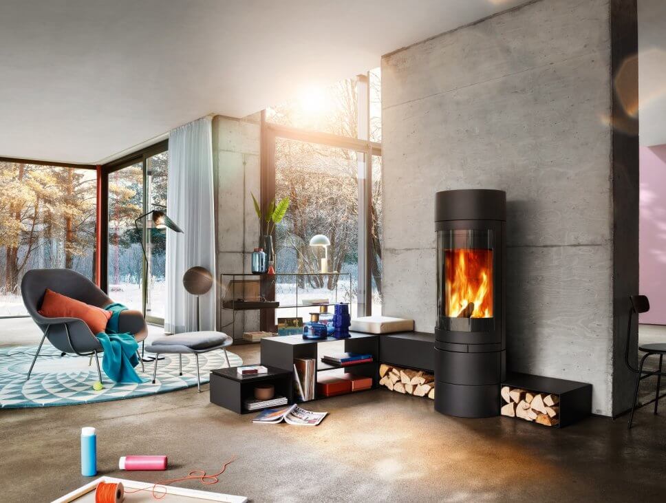 Modern eingerichtetes Wohnzimmer mit Kaminofen im Mittelpunkt