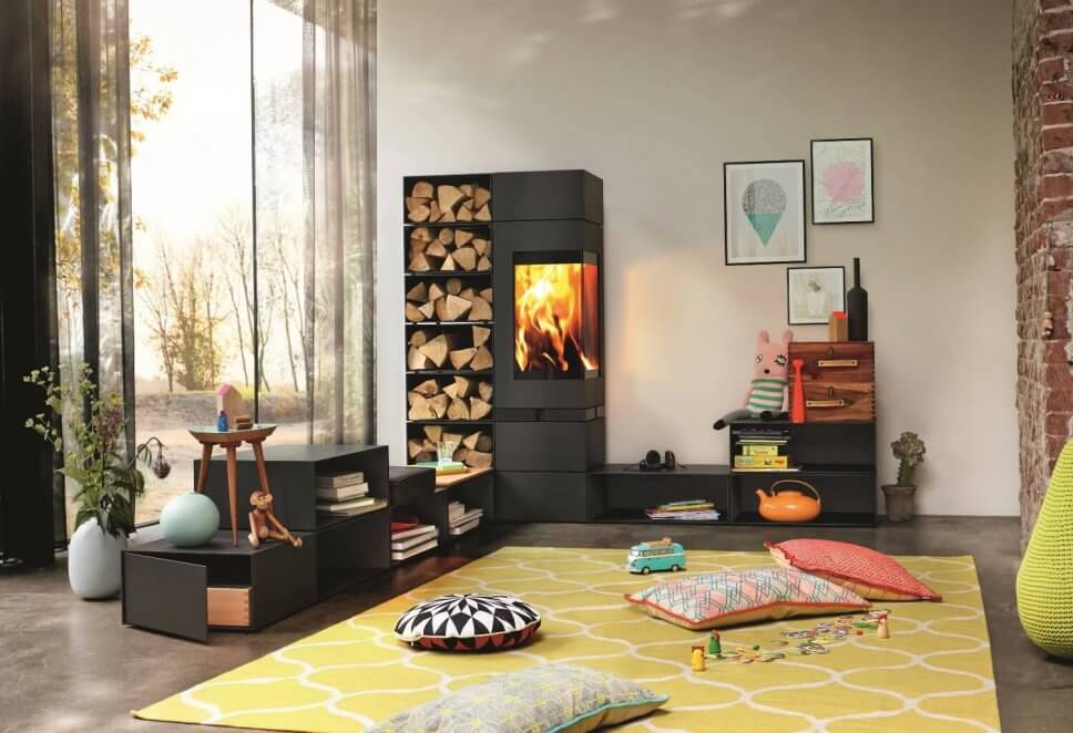 Modern eingerichtetes Wohnzimmer mit Kaminofen im Mittelpunkt