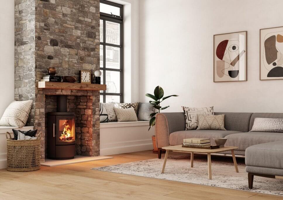 Modern eingerichtetes Wohnzimmer mit Kaminofen im Mittelpunkt