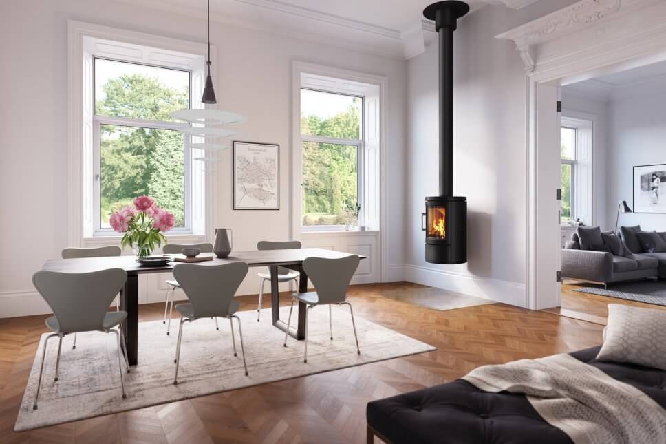 Modern eingerichtetes Wohnzimmer mit Kaminofen im Mittelpunkt