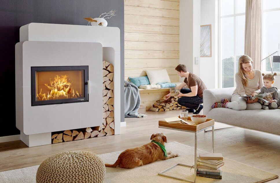 Modern eingerichtetes Wohnzimmer mit Kaminofen im Mittelpunkt