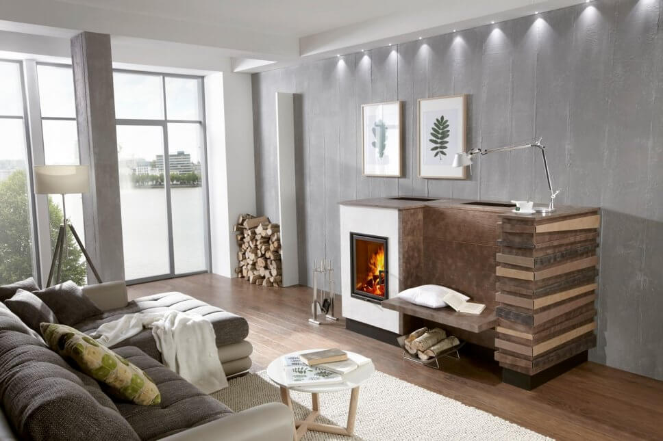 Modern eingerichtetes Wohnzimmer mit Kaminofen im Mittelpunkt